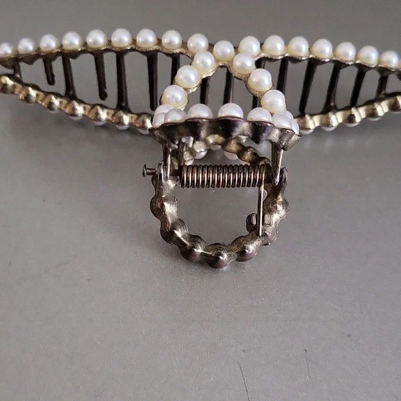 Vintage Pearl-Embellished Hair Clip and Floral Compact - Picture 5 of 7